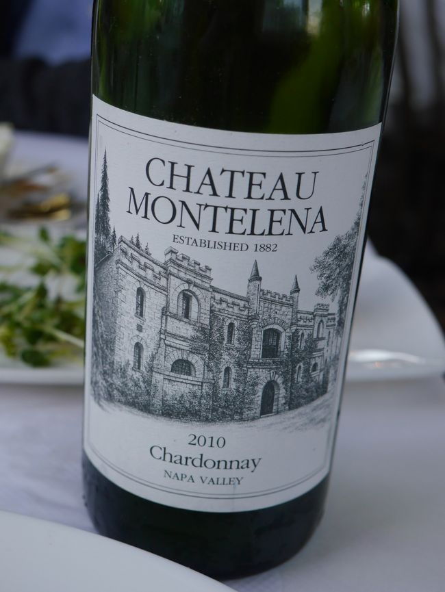 ２人の写真を撮ってくれたとなりの席の女性が、「私たちワイン飲みきれないからいかが？」って聞いてきたのでありがたくいただくことにした。<br />