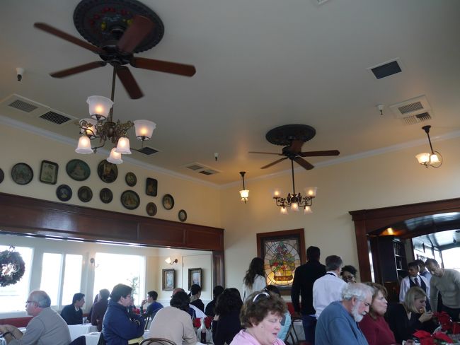 店内は中途半端な時間でまだHAPPY　HOUR直前なのに賑わってるけど皆さんおやつ？？（笑）