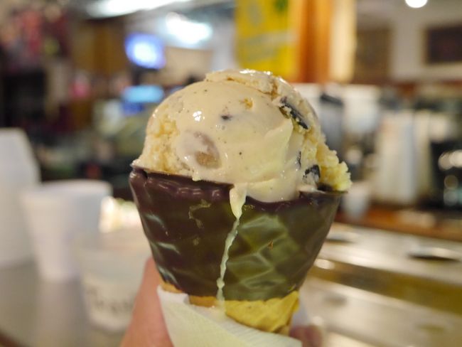 どうせならとチョコレートワッフルを選びました。<br />甘いものそんなに食べれないのだけれど。<br />二人で半分こでちょうどいい。