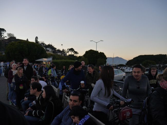 左側が自転車の列。バスできた人より断然自転車の方が多い。<br />最初フィッシャーマンズワーフからレンタサイクルを借りてゴールデンゲイトブリッジをわたりサウサリートからフィッシャーマンズワーフにフェリーで帰るコースがガイドブックに乗っていたのでそのつもりでいたけれど、ネット検索すると遠くて大変なことばかり書いてあったのでやめた。<br />でも、これだけたくさんの人ができるってことはきっとそんなにハードじゃないんじゃない？？って思えてきました。（本当のところは自転車に乗ってないのでわかりません。自転車が大変か大変じゃないかっていうのは個人個人の体力にもよるし）