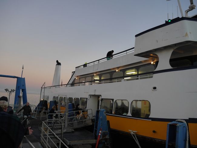 フェリーが到着して乗り込みます。