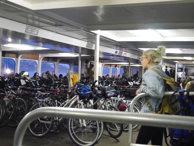 何と１階は窓際には椅子がありますがあとは自転車置き場。<br />すごい自転車の数。