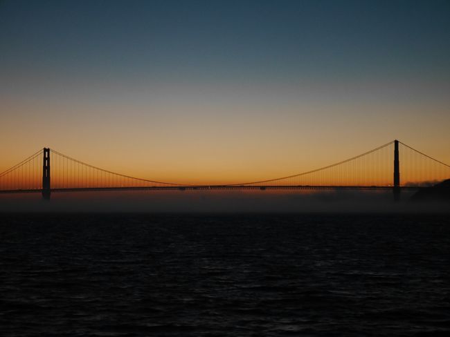 出発してしばらくして日が沈んでゴールデンゲイトブリッジが見えてきました。<br />橋のたもとに霧が出てますが綺麗に夕日に光っています。<br />満足満足。