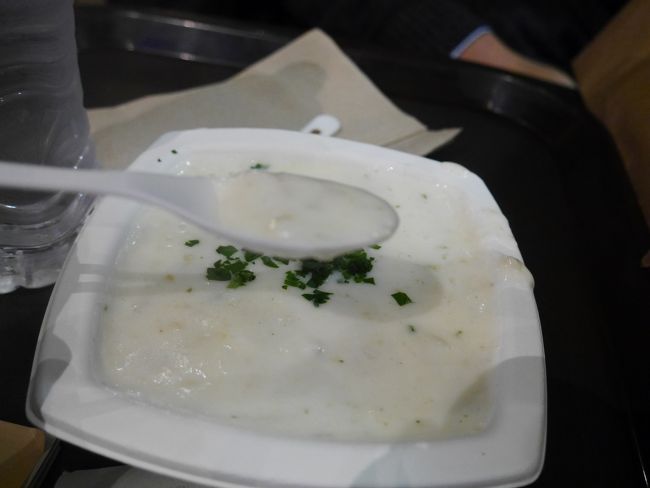 今日のクラムチャウダー、酸味が効いたパンがあまり好きでないのとお腹があんまりすいてないので、パンなしのを旦那と半分ずつ食べました。<br />美味しかった〜。噂通りの味でした。