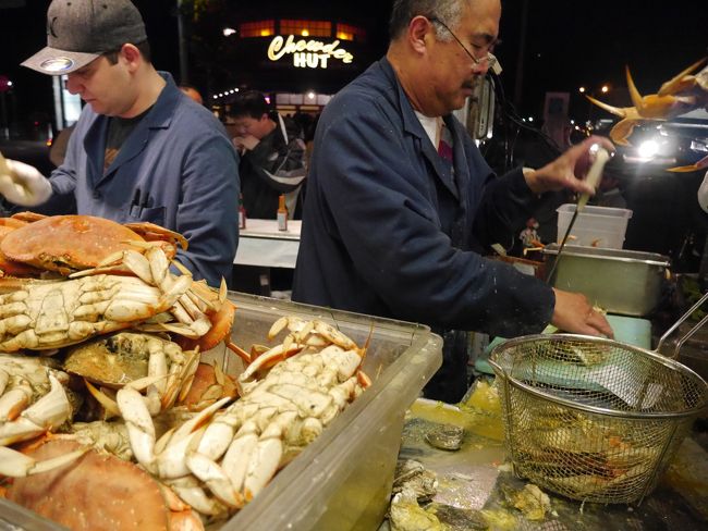 ここで茹で上がった蟹をたたいて食べやすく切れ目を入れてます