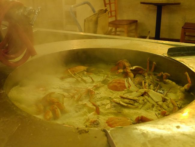 また別のお店ですが、こうして蟹をゆでています。