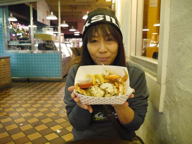 カニは重さで値段が決まります。最初の１杯は＄１２でした。結局もう１杯食べることにしたのですがそれは＄１３でした。重さによって違うので、どのカニがいいのか聞かれるのと、計りに乗せた時に表示された値段を見せてこれでいいか聞かれました。