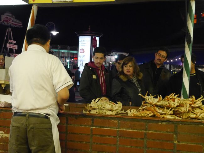 わたしたちの席から蟹さばきを見ている観光客の皆さん。<br />蟹を食べる文化のない国の人？<br />アメリカ国内でも海のない地域の人にとっては珍しい光景かもしれません。