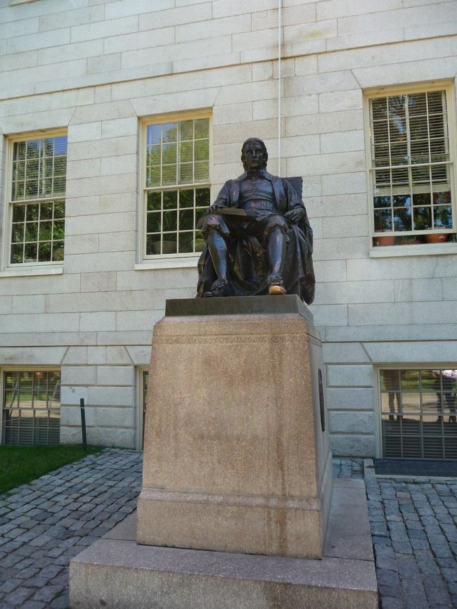 何のご利益があるのか分かりませんが、ジョン・ハーバード像の左足のつま先をスリスリ。<br /><br />