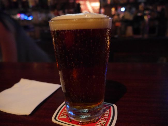 お腹いっぱいになったあとは再びケーブルカーに乗ってホテルの横まで。<br />そしてこの晩は近くのBarに行きました。<br />サムエルアダムスの生ビールを注文。<br />美味しかった！<br /><br />夜遅くのケーブルカーはお客さんがたくさんいても１５分に１本くらいしか走ってないようです。ケーブルカーの終点で３台くらい止まっていてお客さんもたくさん並んでてもその間隔は変わらないのでまたないといけませんでした。