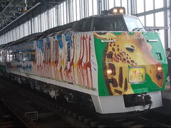 さて翌朝、今度は北海道東日本パスが使える日付になりますので、札幌を朝一の旭川行き普通列車に乗って出発。

旭川に到着するとしばらくして、旭山動物園号がやって来ました。
デザインが変わりましたね！