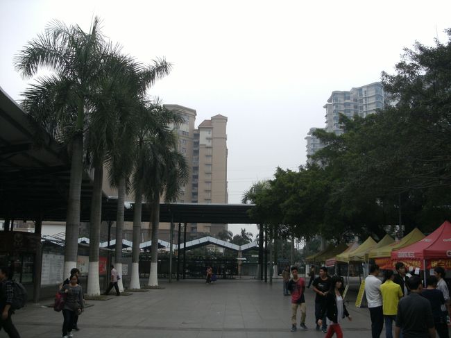 腹が減ったがターミナル内には店が少ない。<br /><br />あっても ” 港式 ” とか掲げて出前一丁を出してる店が精々。<br /><br />容桂に戻ってからにしよう...