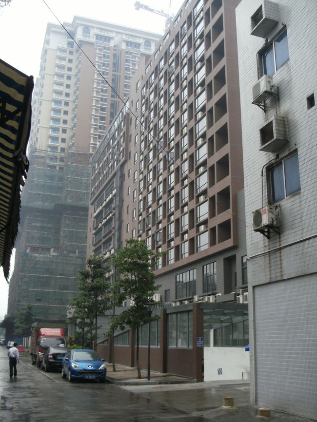 外は小雨が降ってる...<br /><br />疲れたし ホテルへ戻って休もう。