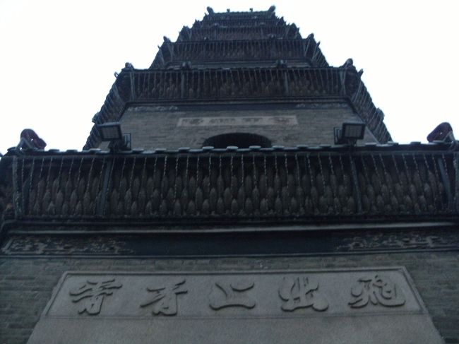 薄暗いってだけでもテンション上がんないのに 負傷までしたんじゃ気分ノラんわな。<br /><br />でも立派な塔だよ。<br /><br />写真で見てたよりもいいね。