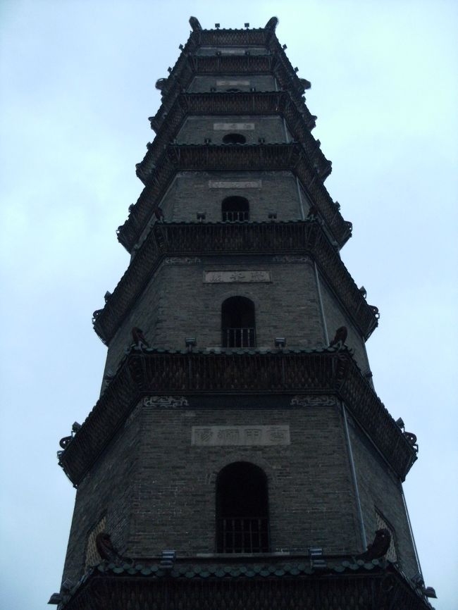 清代 １７９４年に煉瓦と花崗岩と木材を用い建てられたという六角七層の桂洲文塔。<br /><br />その高さは３４，２ｍ<br /><br />文塔と名が付く謂れは その昔 この桂洲の地から文進士を輩出した胡族による思いが 塔の正面の各階の窓の上に文字として表されていること。<br /><br />それぞれ書体を変えているところが憎い。<br /><br />でも意味はオレにはさっぱし...