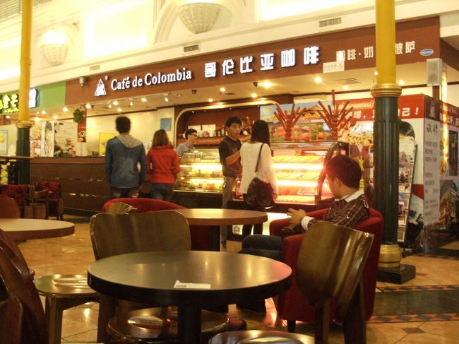 天佑城の１ＦにはＨＫで有名なスイーツの 「満記甜品」 があるが ２Ｆにはもっとリーズナブルな 「金芒撈」 というスイーツ店があったので ここでデザートタイム。