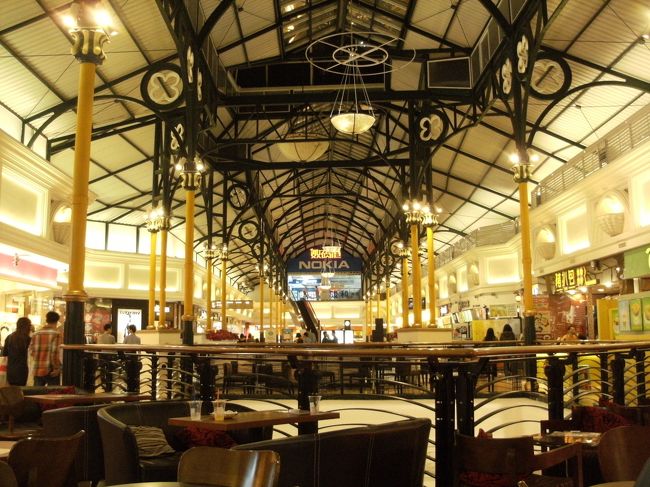 ここは独立した店舗ではなくフードコートに近い感じ。<br /><br />なので時折オレの横をちびっ子が叫びながら走って行ったりするけど 大体はソファーに座りながらゆったり寛いでデザートを楽しめる。