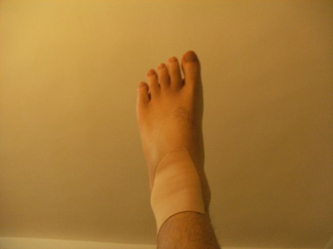 午後９：４０． ホテルに戻りシャワーを浴び即患部に湿布。<br /><br />持ってて良かった。