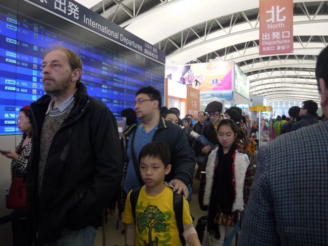 とりあえず並ぶしかない！ということで急いで出発口へ向かう。<br />するとご覧の通り長蛇の列。<br />荷物検査と出国手続きは並んだ時間は30分位で済んだ。