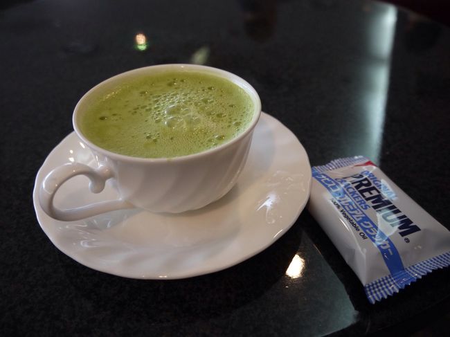 抹茶ラテとクラッカーをいただく。