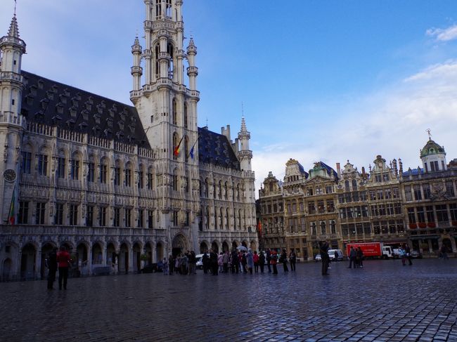 ここからグラン・プラス！！！！<br />まずは昼間の顔<br />綺麗で綺麗で建築物フェチの私の幸せ度が最高潮に！！！！！！<br />以下、同じような写真ですがお許しを