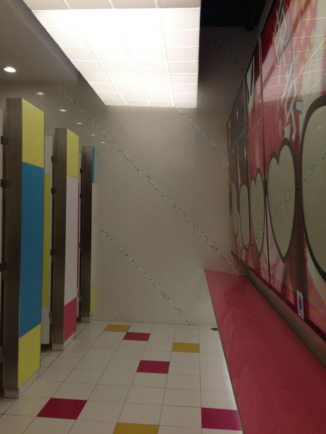 トイレです。<br />さっきの写真は、入り口。<br />各階のトイレ、おもしろいです。<br /><br />実は、この旅行だけが原因じゃないんですけど、お腹を下し、<br />それどころじゃなくて、トイレの写真はココだけ。