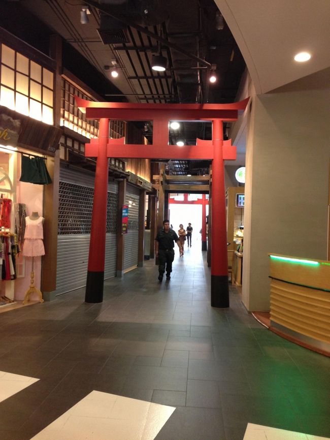 鳥居。<br />ですが、その向こうとは無関係