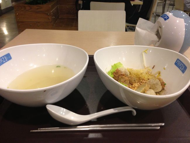 お腹はあいかわらず調子が悪く、本当はもっとがっつり食べるつもりだったんですが、あえなく断念し、またもターミナル21のフードコートへ。<br /><br />チャイナタウンで人気の、魚のつみれの入った汁なし麺を。<br />前の人が、スープを別にもらっていたので、一応「スープ」（にこっ）と言ったら、追加料金なしでくれました。そういうルール？<br /><br />辛いのが苦手、かつ、魚系の出汁がお好きな方にはおすすめの店です。<br /><br /><br />食後、お持ち帰り用に、入り口近くのサラダ屋さんで、ソムタムを購入。<br />お願いすれば、辛さは調整してくれます。
