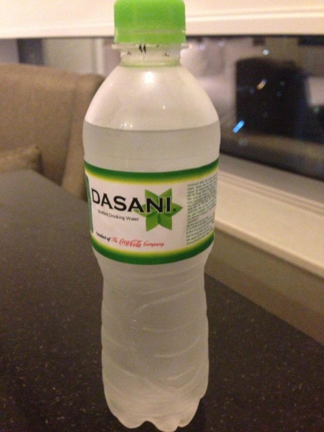 ホテルに戻る前に、ターミナル21地下のスーパーに立ち寄り。<br /><br />ビール、水を購入。<br />それから、お土産用の珍味も。<br /><br />本当は、やはりお土産用にプリッツ　ラープ味も買おうと思っていましたが、売っていませんでした。どこにでも売っているわけじゃないんですね。<br />お気をつけください。<br />（ハノイのスーパーで売ってたの、買えばよかった…）<br /><br />写真は、タイ版いろはす