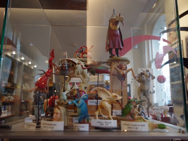 お土産コーナーにあったブリューゲルの絵の中にいた生き物たちのフィギュアに興味津々！！