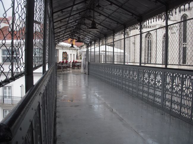 隣の建物につながる渡り廊下。