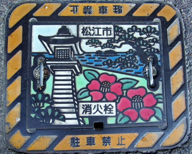 島根松江：松江城の堀と椿