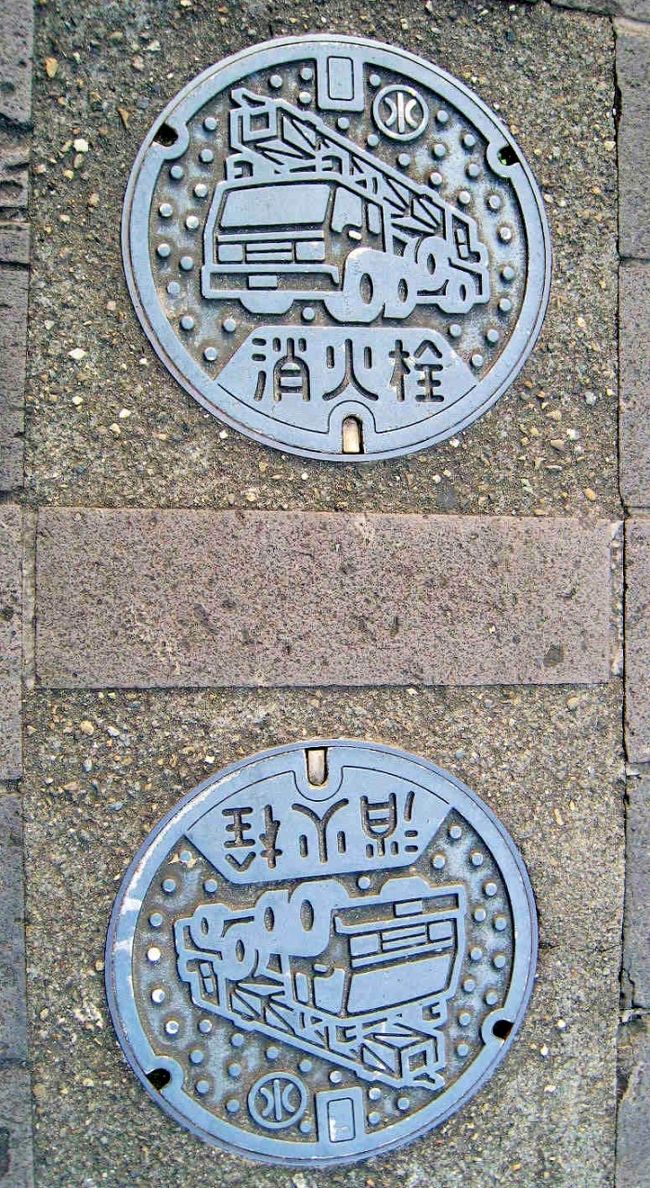 ２つ縦並びのマンホール・消火栓は珍しい