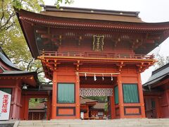 「富士山本宮浅間大社」全国に約1,300社ある浅間神社の総本社であり「富士山-信仰の対象と芸術の源泉」の構成資産の一つとして世界文化遺産に登録されています。主祭神は木花之佐久夜毘売命＝浅間大神で富士山を祀っています。なお富士山の8合目以上（山頂）は浅間大社の境内です。