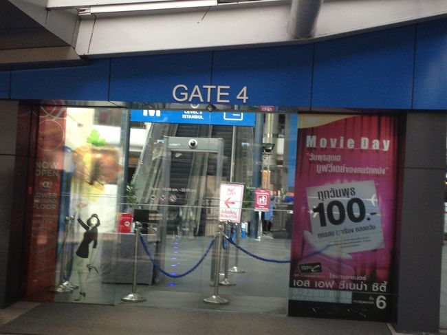 こんなふうに、空港風のゲート。<br />こういうコンセプト付のモールって、日本にもありますか？