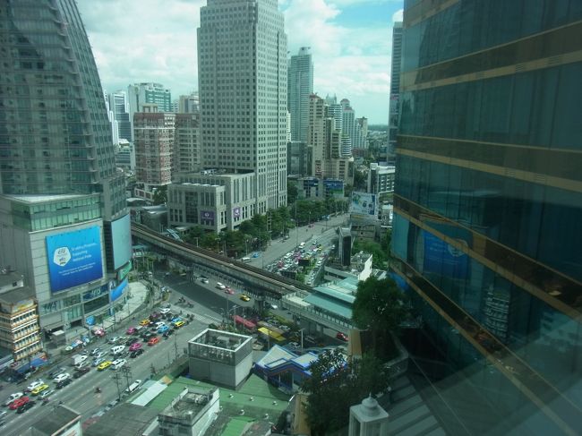ホテルに着きました！<br />グランド　センターポイント　ホテル　ターミナル21です。<br /><br />名前通り、ターミナル21に隣接したホテル<br />15階でもこの眺め。<br />一目で、昼から渋滞していることがわかります（笑）<br /><br />表紙の写真と、微妙に違う角度から。