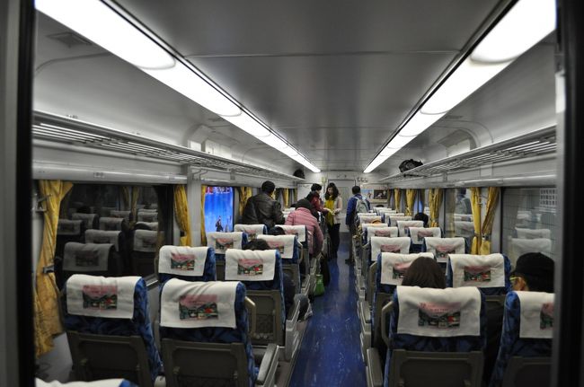 　早朝の列車なので、お客さんは半分くらいでした。