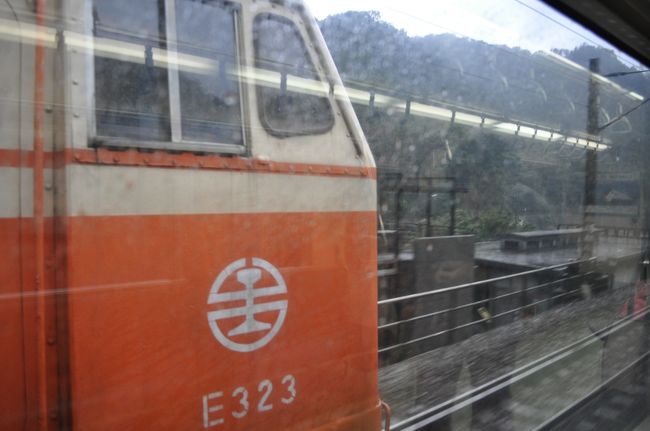 　複線の線路上を機関車が追い越していきます。<br />　この先に自強号も追い越していきました。<br />　日本では、複線上を同じ方向に2列車走ることはありませんが、台湾では普通のことのようです。