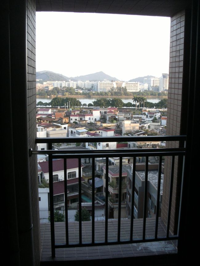 オレの部屋 ルームＮＯ.１００４ のベランダはこんな感じ。<br /><br />屋根付きなので解放感はないけど リゾートじゃないんだしこれで充分。<br /><br />今日は昼にホテルをチェックアウトして３時の船に乗るんで 歩き回れるのはほぼ午前のみ。<br /><br />ただ行きたい所が色々あってなかなか決めきれない。<br /><br />中国十大名園に選ばれてる清暉園に行こうか...<br /><br />それとも名前にあやかって幸福路 てとこに行こうか...<br /><br />う〜ん　...<br /><br />よし 樹生橋にしよう！