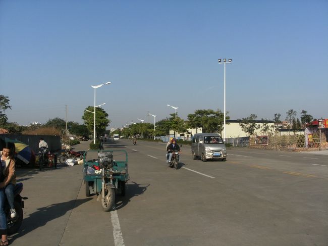 一気に車やバイクの交通量が減る。<br /><br />そして時折すれ違う地元民は こんな場所にちょっと顔立ちの違う見たことのない余所者が歩いてるのが珍しく映るのか ホテルの周りではそれほど感じなかった視線を感じる。<br /><br />