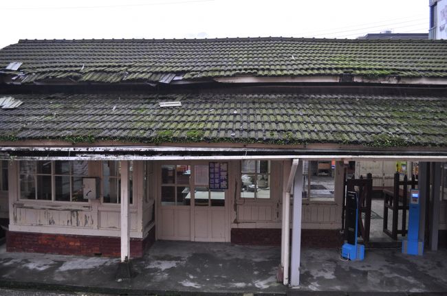 　屋根がずいぶん傷んでいます。