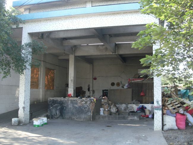 順徳は亜熱帯に属し年間平均気温が２２℃ほどと暖かい。<br /><br />ただ日本同様冬があるので寒い日は最低気温が３〜５℃という日もあるらしい。<br /><br />そんな厳しい環境下で暮らすには想像しがたい家がここにはある。