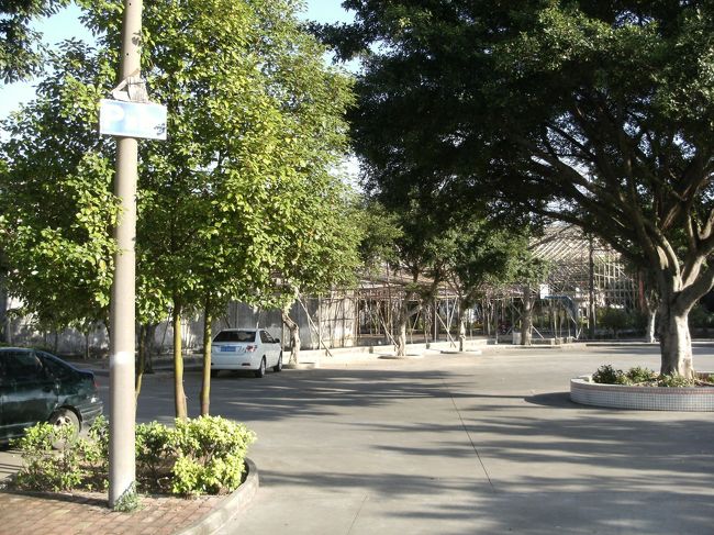 午前８：４５． 観光客用の駐車場を発見。<br /><br />いよいよ着いたな。<br /><br />でもここって そんなに人来るとこなんや。<br /><br />ただ今日は平日だし、しかも朝ってこともあってガラガラだけど。