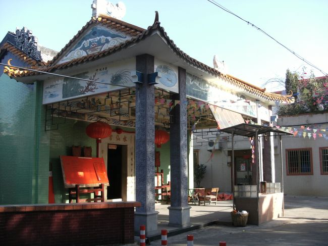 向かいに廟が建ってるけど こっちもピカピカだ。