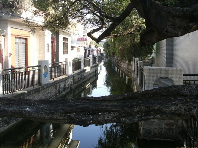 こんな欄干見たことねーよな。<br /><br />存在感が半端ねー<br /><br />何でも太い所は厚さが６ｃｍあって 座ったり寄りかかったりしても大丈夫なんだって。<br /><br />