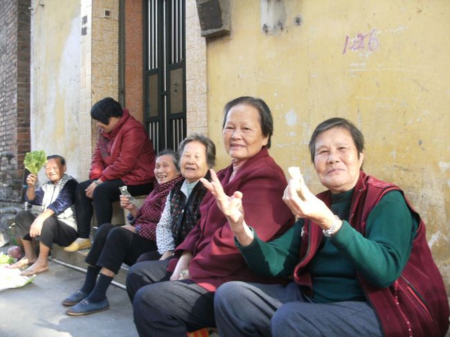 橋を渡った所に地元の婆さん連中が集って井戸端会議中。<br /><br />早晨！ と声をかけると 早晨！ と返って来た。<br /><br />良かった この婆さんたちには広東語が通じそうだ。