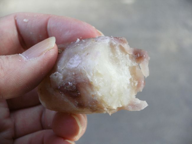 婆さん連中の中で一番若そうなおばさんが自分たちも食べてる蒸かした芋を１個オレにくれた。<br /><br />多謝！<br /><br />ちょうど朝から何も食ってなかったとこだ。<br /><br />早速パクつく... 好好味！<br /><br />芋をくれた地 （テイ） さんに この芋の名前を聞くと 「ファンスー」 と教えてくれた。<br /><br />忘れんうちにメモっとこ。<br /><br />ついでにどんな漢字か知りたくて 「チンネイセーダイ / 書いて下さい」 と言ってメモを渡すと 考えながら隣の婆さんに聞いたりして途中まで書いてくれたけど よくわかんないようで携帯電話の変換を使ってやっとこ判明。<br /><br />「番薯」 だって