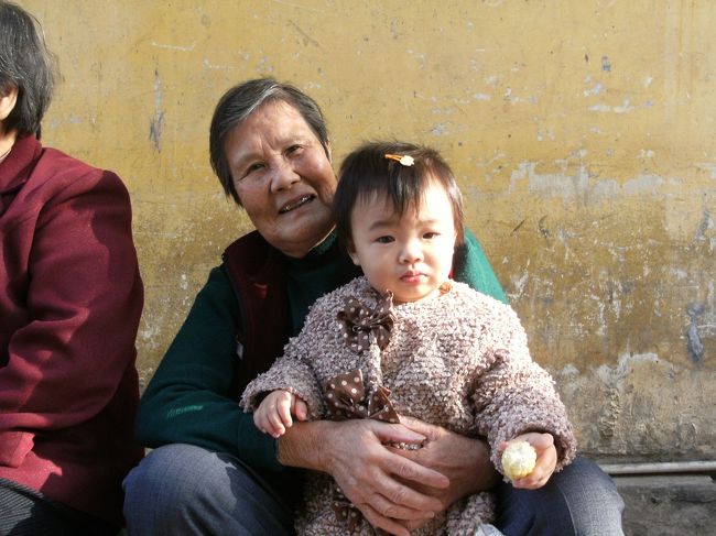 おばさんウケはいいんだけど 小さい子はちっとも笑っちゃくんない。<br /><br />まだまだ修行が足りんなオレ。