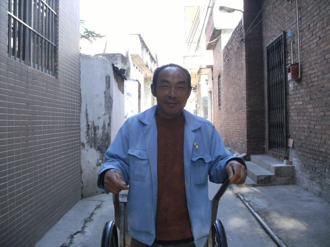 リヤカーで運搬作業をしてるおじさんにも頼んで１枚撮らせてもらう。<br /><br />カメラを構え１歩、２歩と 後退りすると...<br /><br />「ガン！」<br /><br />オレの背後から別のリヤカーがぶつかって来た。<br /><br />そしてぶつけておきながら向こうは何かぶつぶつ文句を言いながら またリヤカーを押して通り過ぎて行った。<br /><br />唔好意思！<br /><br />面倒くせーから平謝りだ。