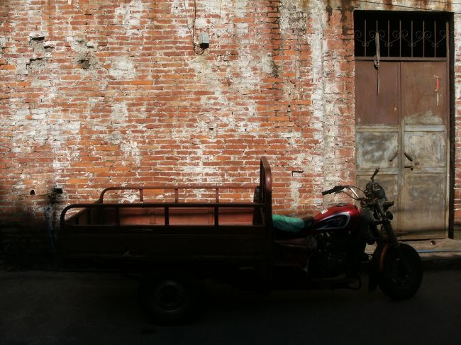 こんな通り もう一生通らんやろな...<br /><br />そんなことを思いながら地図にも載ってない裏道を勘を頼りに歩く。